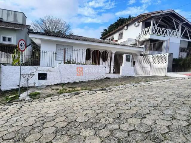 Casa / Sobrado para Locação em Florianópolis/SC Trindade 3 Quartos