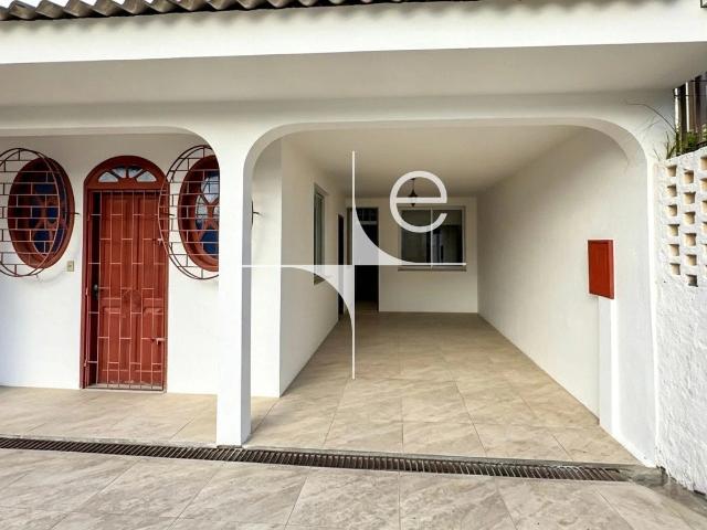 Casa / Sobrado para Locação em Florianópolis/SC Trindade 3 Quartos