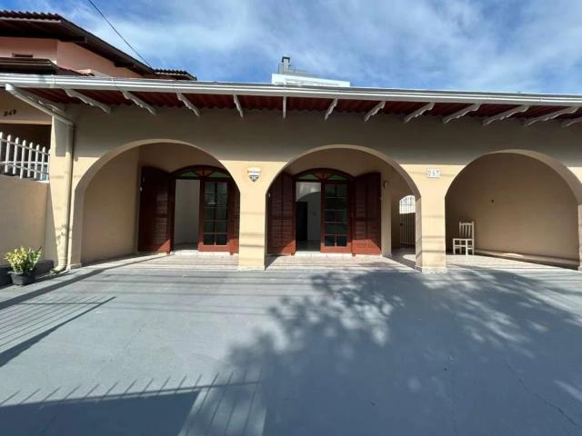 Casa / Sobrado para Locação em Florianópolis/SC Trindade 3 Quartos