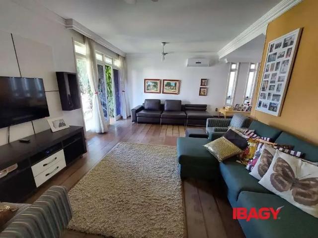Casa / Sobrado para Locação em Florianópolis/SC Trindade 4 Quartos