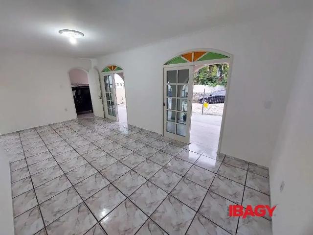 Casa / Sobrado para Locação em Florianópolis/SC Trindade 4 Quartos
