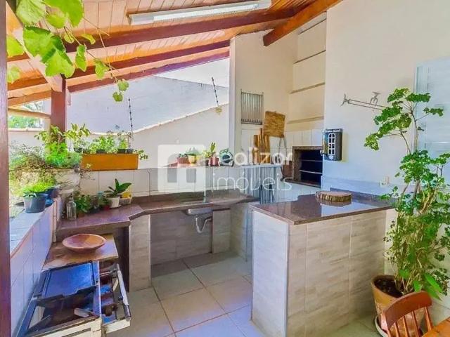 Casa / Sobrado para Locação em Florianópolis/SC Trindade 5 Quartos