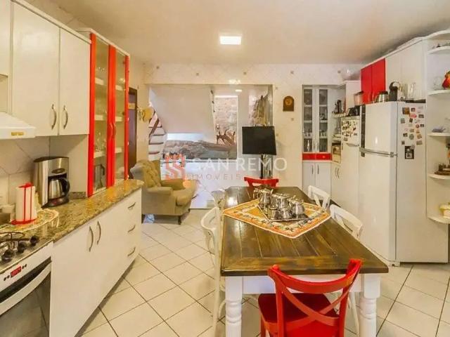 Casa / Sobrado para Locação em Florianópolis/SC Trindade 5 Quartos