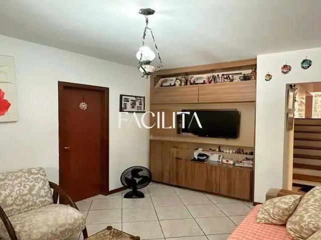 Casa / Sobrado para Locação em Florianópolis/SC Trindade 5 Quartos