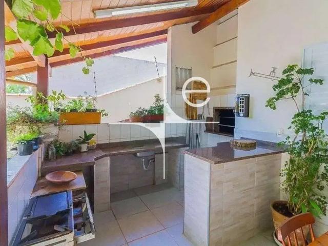 Casa / Sobrado para Locação em Florianópolis/SC Trindade 5 Quartos
