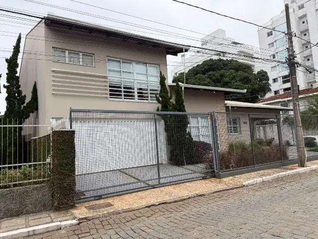 Casa / Sobrado para Locação em Itajaí/SC Cabeçudas 3 Quartos