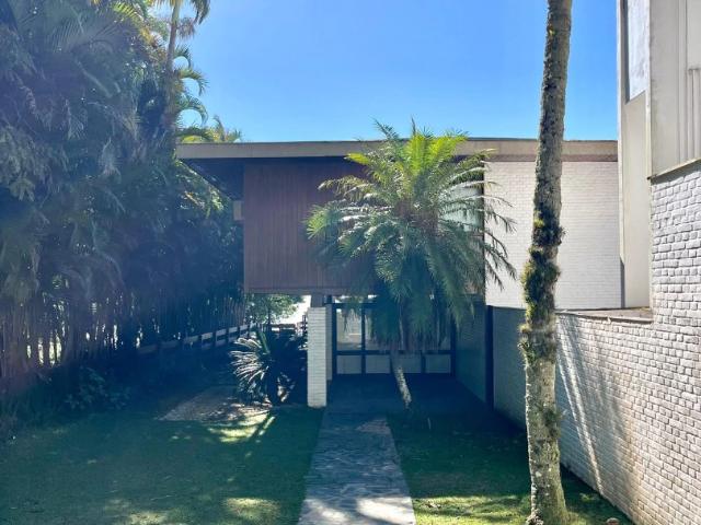Casa / Sobrado para Locação em Itajaí/SC Cabeçudas 6 Quartos