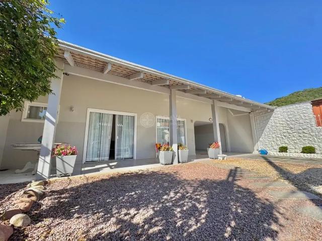 Casa / Sobrado para Locação em Itajaí/SC Fazenda 5 Quartos