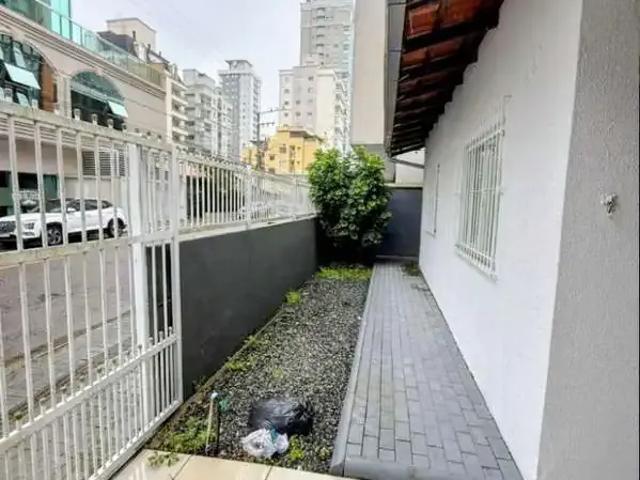 Casa / Sobrado para Locação em Itapema/SC Castelo Branco 3 Quartos