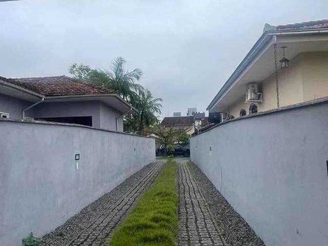 Casa / Sobrado para Locação em Joinville/SC Costa e Silva 5 Quartos