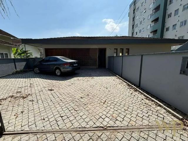 Casa / Sobrado para Locação em Joinville/SC Anita Garibaldi 3 Quartos