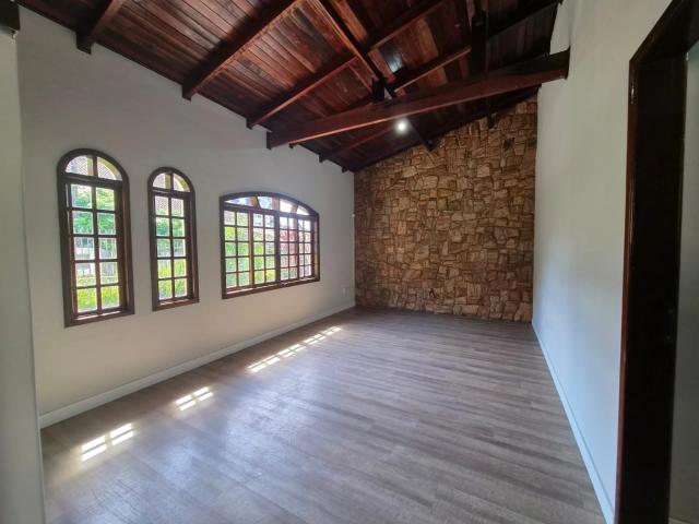 Casa / Sobrado para Locação em Joinville/SC Atiradores 4 Quartos