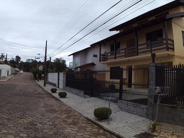 Casa / Sobrado para Locação em Joinville/SC Guanabara 3 Quartos