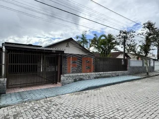 Casa / Sobrado para Locação em Joinville/SC Espinheiros 4 Quartos