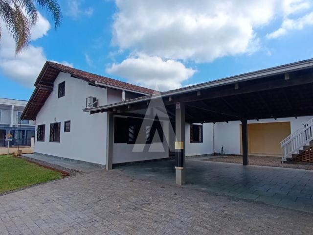Casa / Sobrado para Locação em Joinville/SC Iririú 3 Quartos