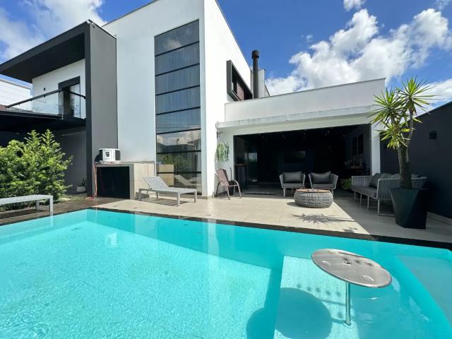 Casa / Sobrado para Locação em Joinville/SC Iririú 3 Quartos