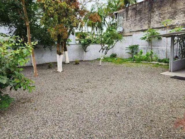 Casa / Sobrado para Locação em Joinville/SC Iririú 3 Quartos