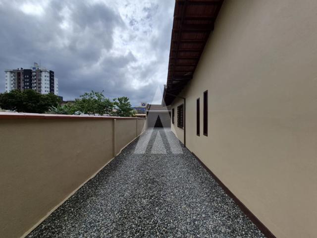 Casa / Sobrado para Locação em Joinville/SC Saguaçu 4 Quartos