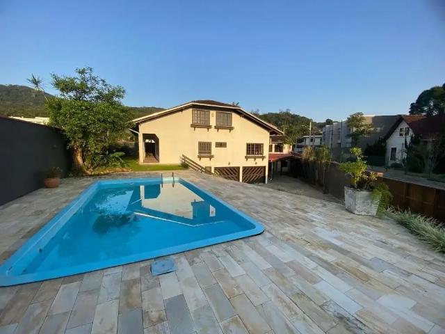 Casa / Sobrado para Locação em Joinville/SC Saguaçu 5 Quartos