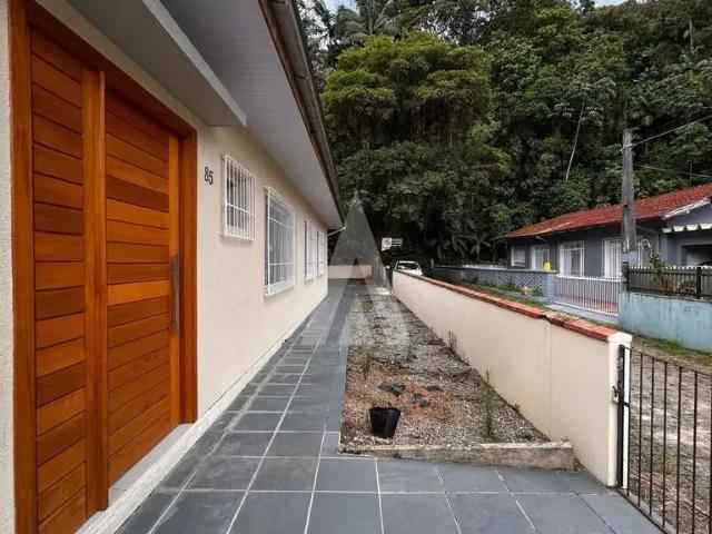 Casa / Sobrado para Locação em Joinville/SC Saguaçu 3 Quartos