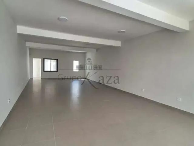 Casa / Sobrado para Locação em Jacareí/SP Centro 4 Quartos