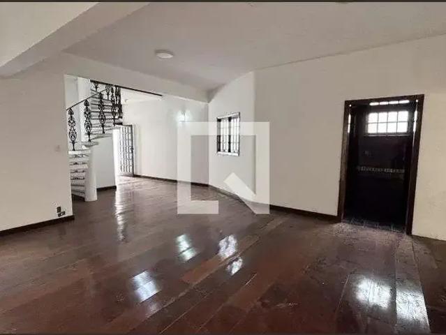 Casa / Sobrado para Locação em Jacareí/SP Centro 5 Quartos