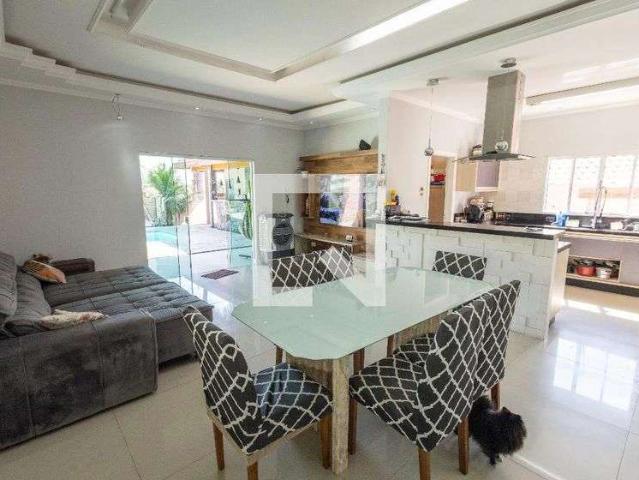 Casa / Sobrado para Locação em Jacareí/SP Jardim América 3 Quartos