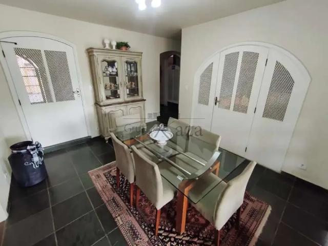 Casa / Sobrado para Locação em Jacareí/SP Jardim Beira Rio 4 Quartos