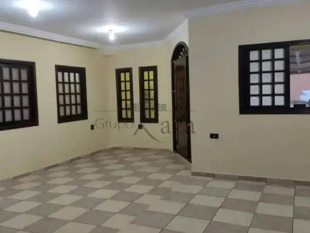 Casa / Sobrado para Locação em Jacareí/SP Jardim das Oliveiras 3 Quartos