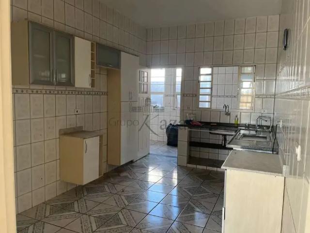 Casa / Sobrado para Locação em Jacareí/SP Parque Santo Antônio 3 Quartos