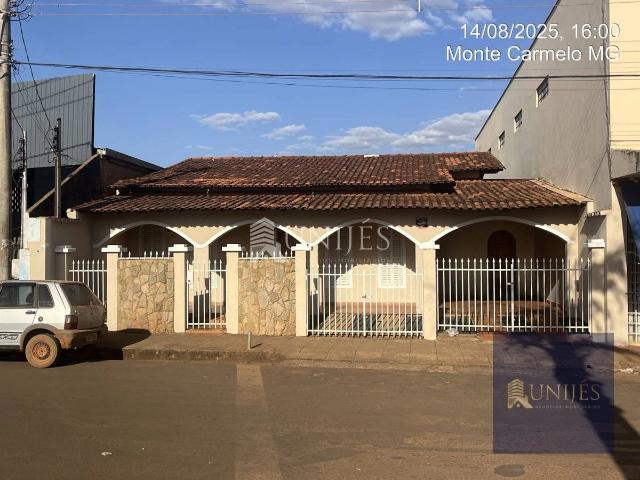 Casa / Sobrado para Locação em Monte Carmelo/MG Batuque 3 Quartos