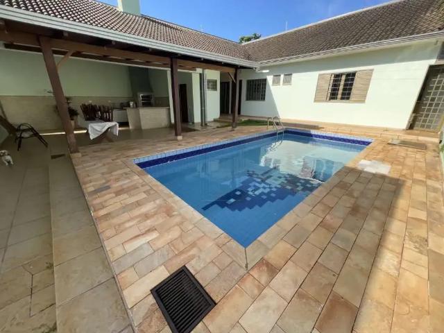 Casa / Sobrado para Locação em Maringá/PR Zona 02 3 Quartos