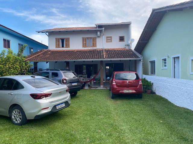 Casa / Sobrado para Locação em São Francisco do Sul/SC Ubatuba 6 Quartos