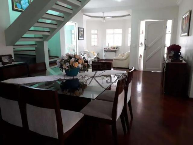 Casa / Sobrado para Locação em São José dos Campos/SP Jardim das Indústrias 4 Quartos