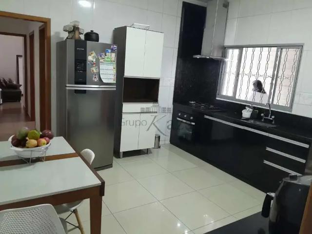 Casa / Sobrado para Locação em São José dos Campos/SP Jardim Oriente 3 Quartos
