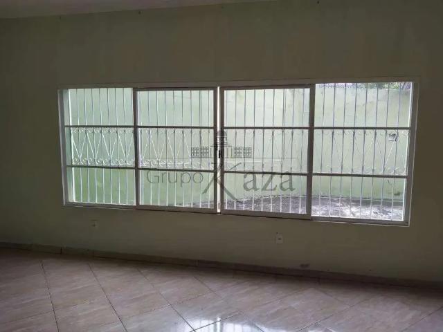 Casa / Sobrado para Locação em São José dos Campos/SP Jardim Pararangaba 5 Quartos