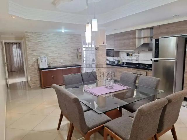 Casa / Sobrado para Locação em São José dos Campos/SP Jardim Portugal 4 Quartos
