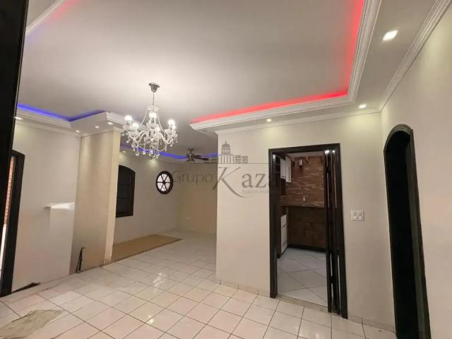 Casa / Sobrado para Locação em São José dos Campos/SP Jardim Satélite 4 Quartos