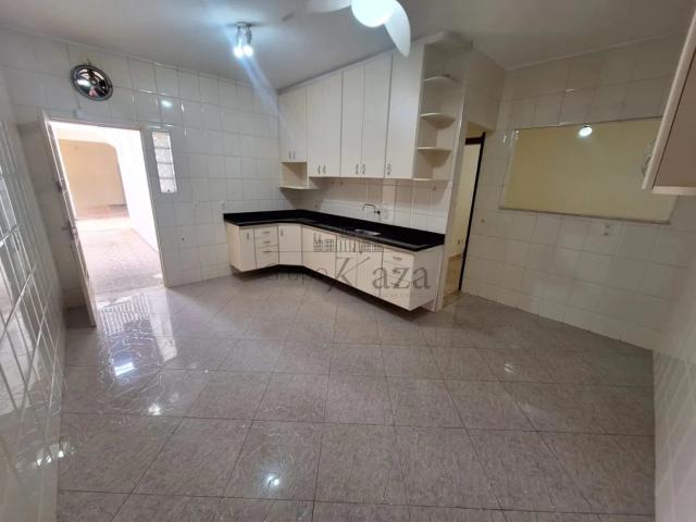 Casa / Sobrado para Locação em São José dos Campos/SP Jardim Satélite 5 Quartos