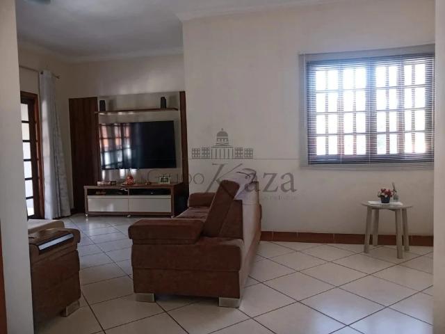 Casa / Sobrado para Locação em São José dos Campos/SP Parque Residencial Flamboyant 4 Quartos