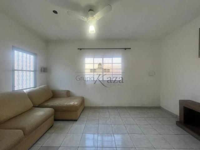 Casa / Sobrado para Locação em São José dos Campos/SP Residencial Cambui 3 Quartos