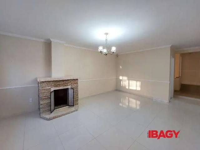 Casa / Sobrado para Locação em São José/SC Barreiros 3 Quartos