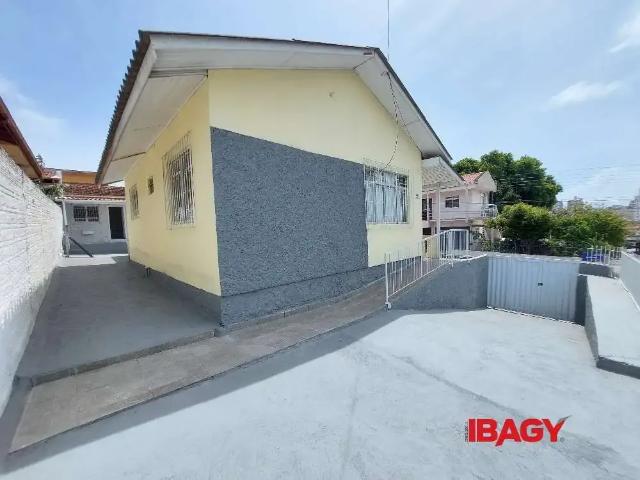 Casa / Sobrado para Locação em São José/SC Barreiros 3 Quartos