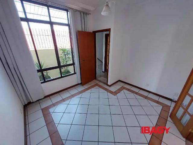Casa / Sobrado para Locação em São José/SC Barreiros 3 Quartos