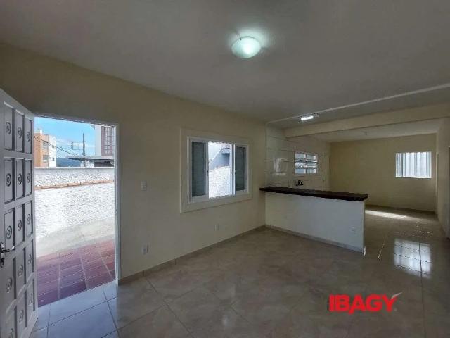 Casa / Sobrado para Locação em São José/SC Barreiros 2 Quartos