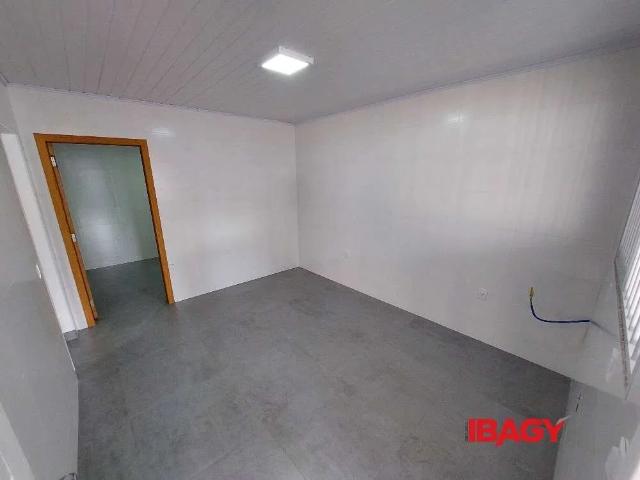 Casa / Sobrado para Locação em São José/SC Ipiranga 2 Quartos