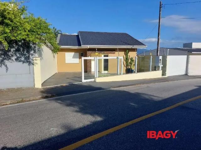 Casa / Sobrado para Locação em São José/SC Ponta de Baixo 3 Quartos