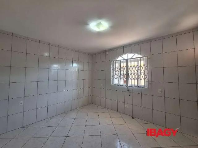 Casa / Sobrado para Locação em São José/SC Real Parque 2 Quartos