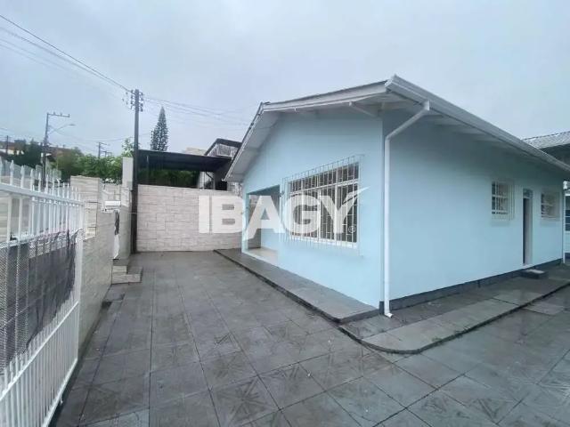 Casa / Sobrado para Locação em São José/SC Roçado 3 Quartos