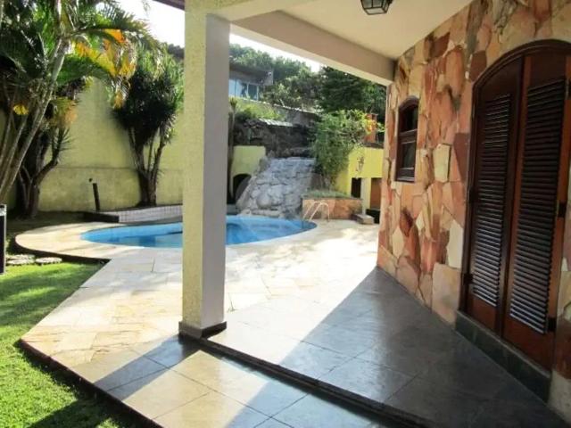 Casa / Sobrado para Locação em São Paulo/SP Interlagos 5 Quartos